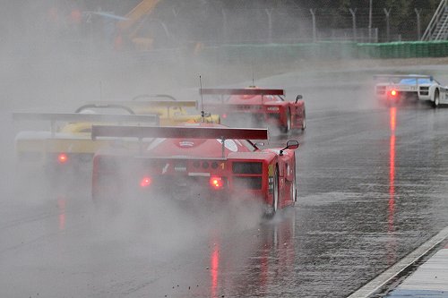 Saker race in het nat
